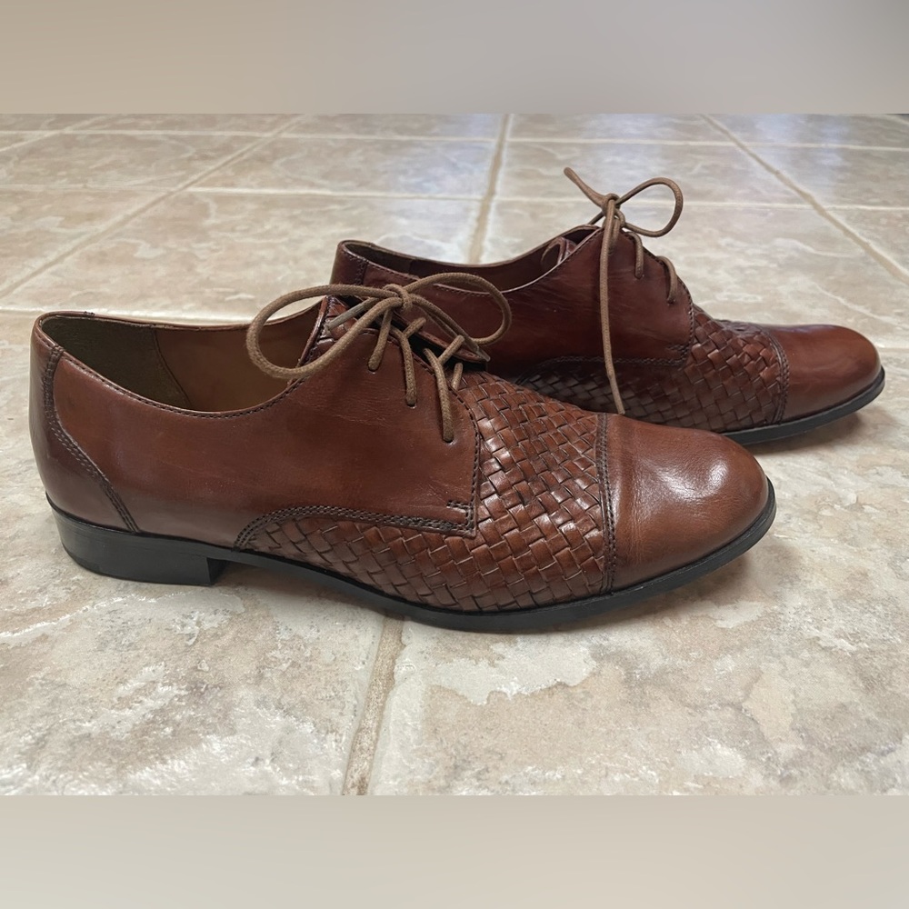 Cole Haan leather lace up oxford shoe Size 7.5 in classic Brown